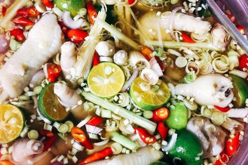 Cách làm chân gà ngâm sả tắc chua cay nhâm nhi cuối tuần