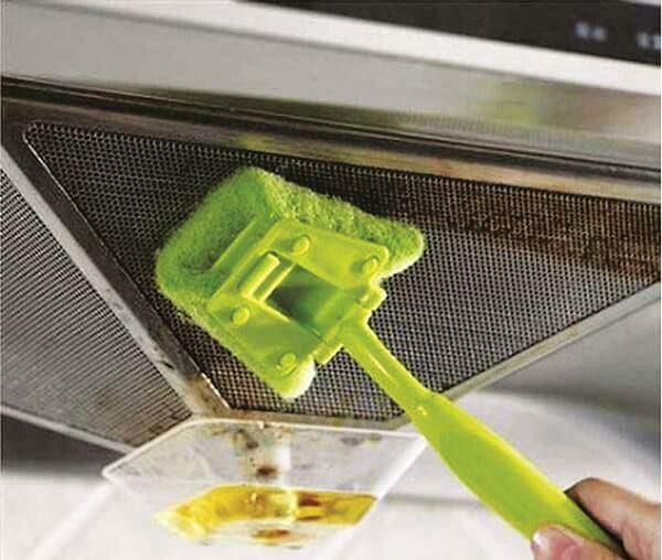 Dầu mỡ bám dày đặc trên máy hút mùi tới mấy cũng trôi tuột nhờ 4 mẹo cực dễ này!