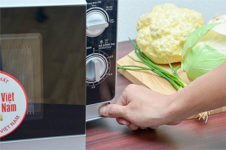 Lò vi sóng cơ Sharp R-205VN(S) Cửa lò có thiết kế nút ấn để mở dễ thao tác